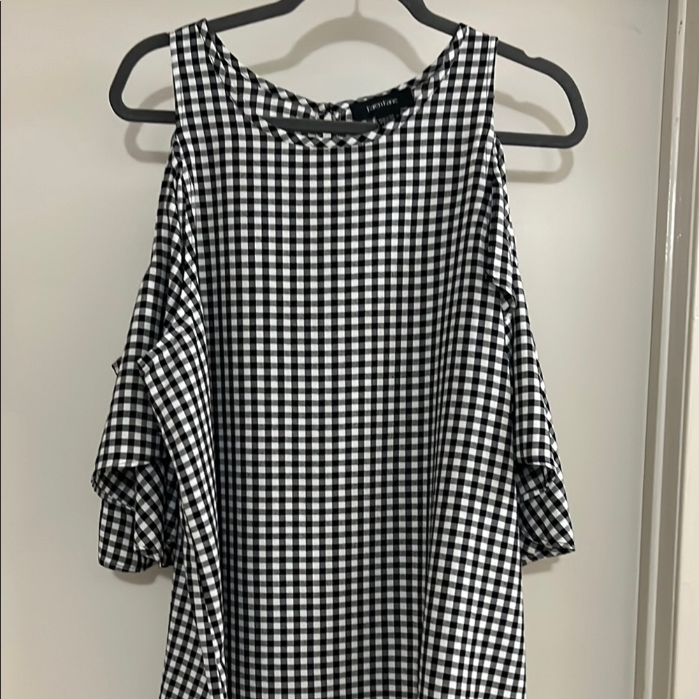 Karen Kane. Blk and White check. Sz XL. Arm holes.  Cute shoulder baring sleeves